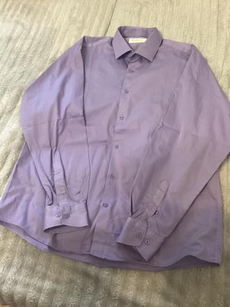 Fialová košeľa, 47