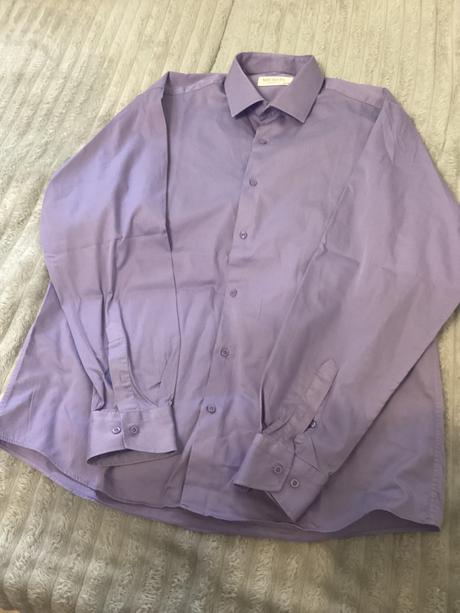 Fialová košeľa, 47