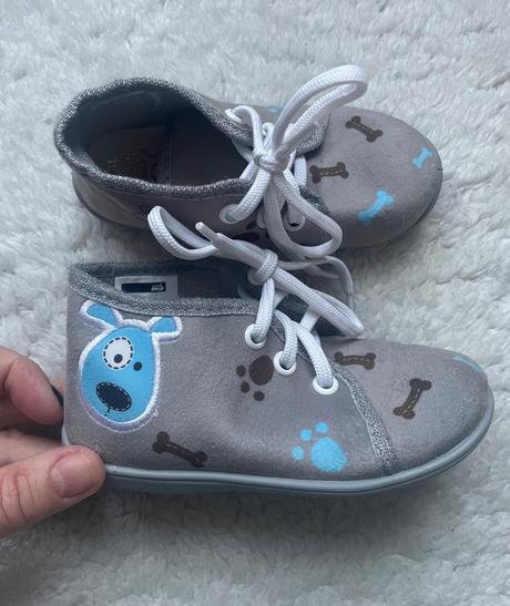 Sede clenkove topanky psikovia, 24