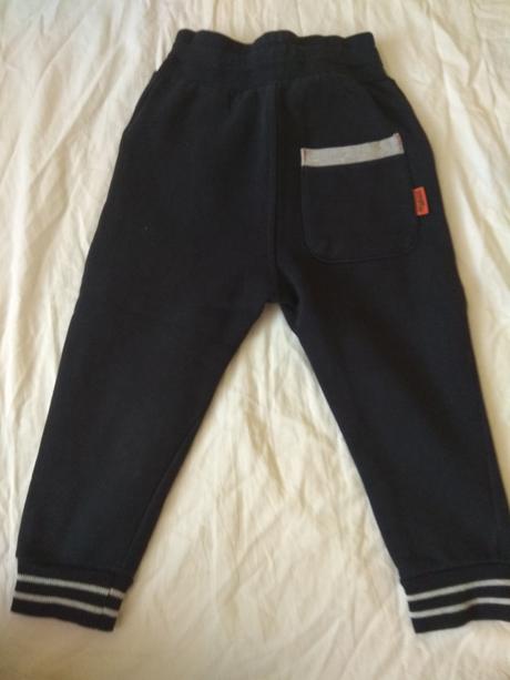 Tmavomodré tepláky, reserved,98