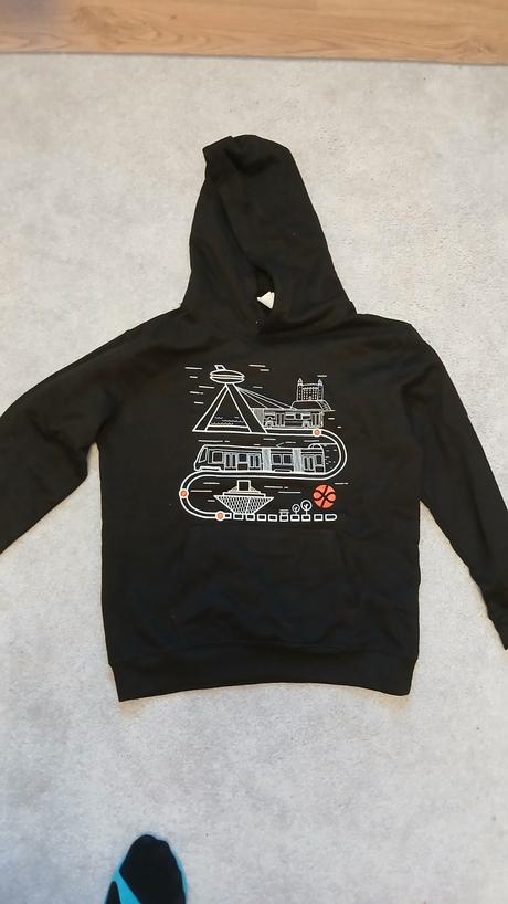 Cierna mikina s brat.hradom 152-158, 152