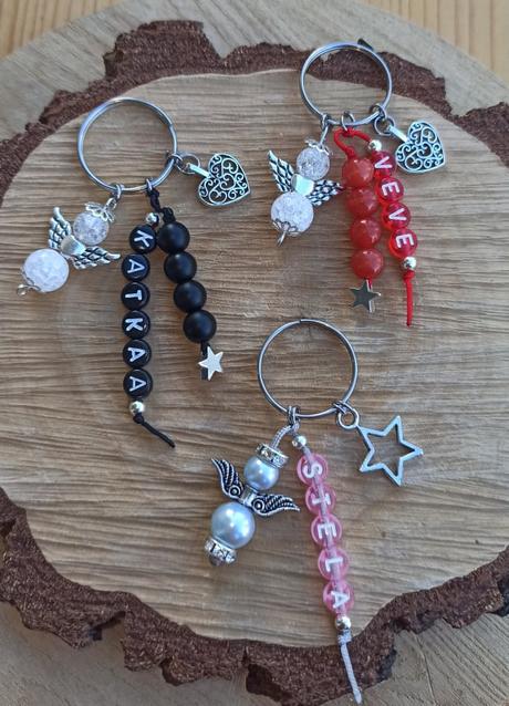Kľúčenky s menami anjelikom z minerálov a korálok, 