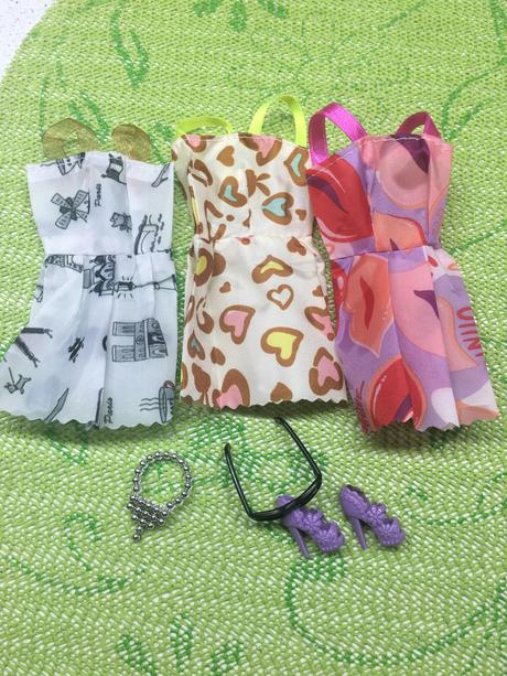 Šaty pre barbie a doplnky, 