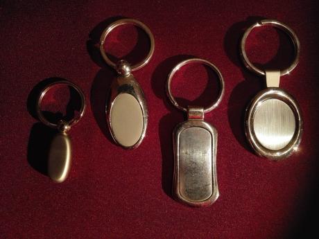 Elegantné kovové kľúčenky a debica, guess