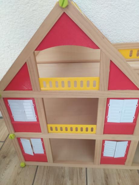 Málo hraný drevený domček pre bábiky, 