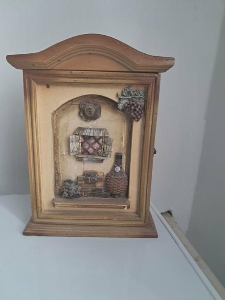 Drevená skrinka na klúče, 