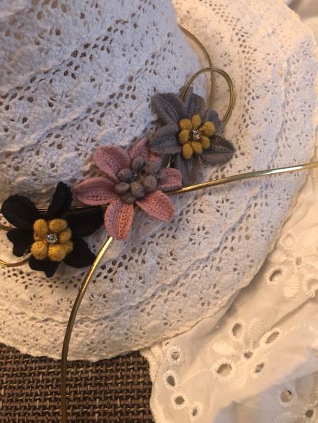 Biely klobucik s kvietkom,