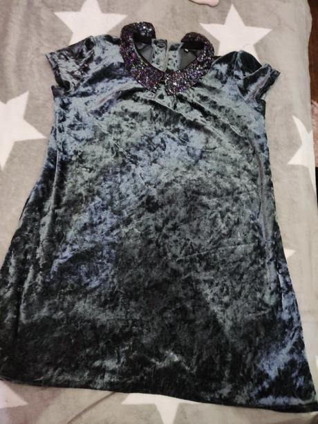 Zamatové šaty, 140