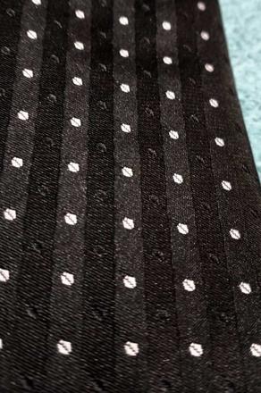 Čierna kravata s bielymi bodkami, 