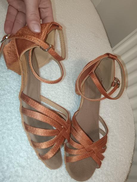 Topánky na spolocenske tance, 32