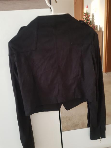 Kratke cierne bolero, s