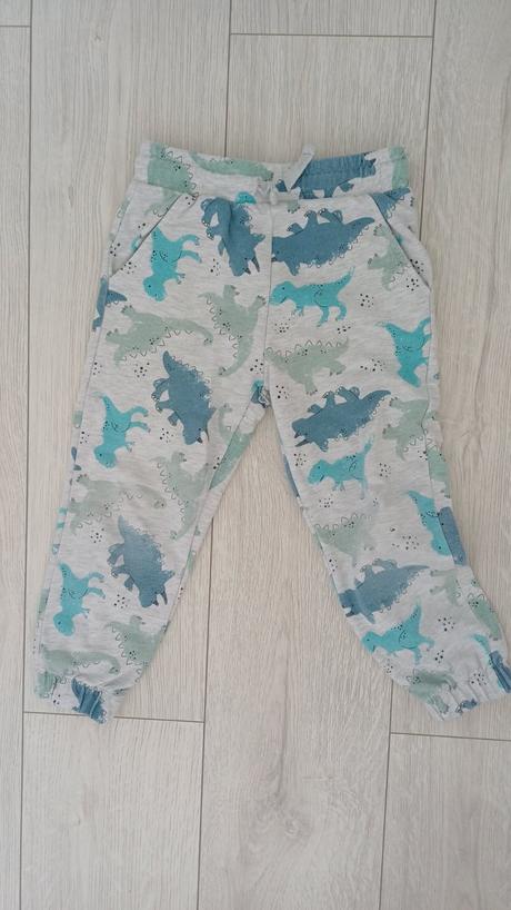 Tepláky 110 1eur/ks, sinsay,110