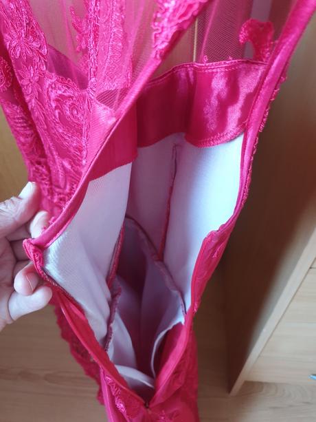 Slávnostné šaty, 40