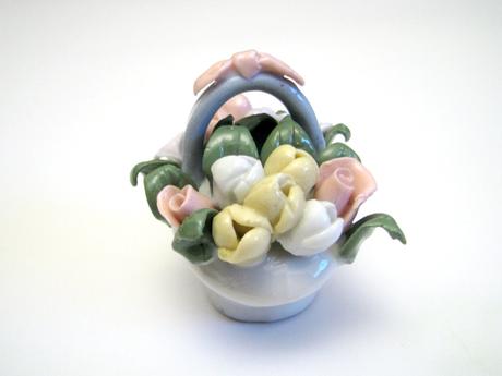 Mini porcelánová soška - košík s kvetmi,