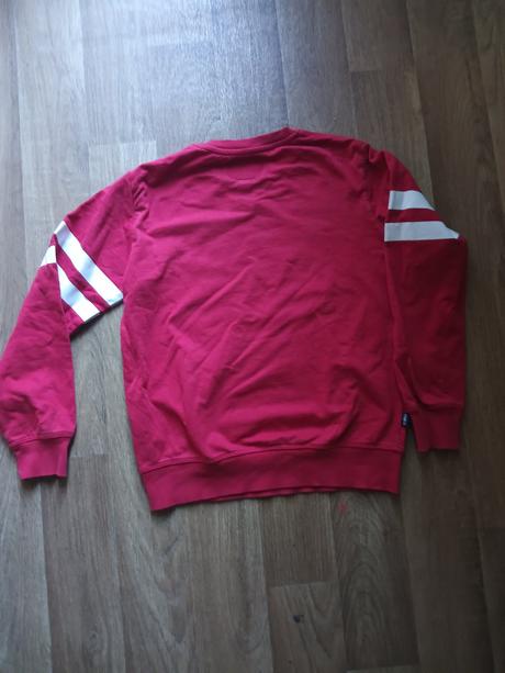 Červená mikina, 140