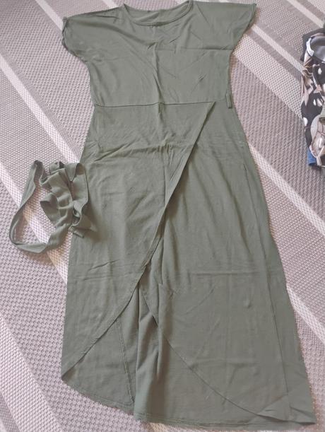 Šaty zelene s prekladanym razporkom, s