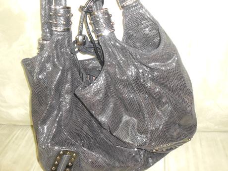 Čierna lesklá kabelka,