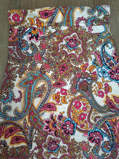 Dlhá farebná sukna,