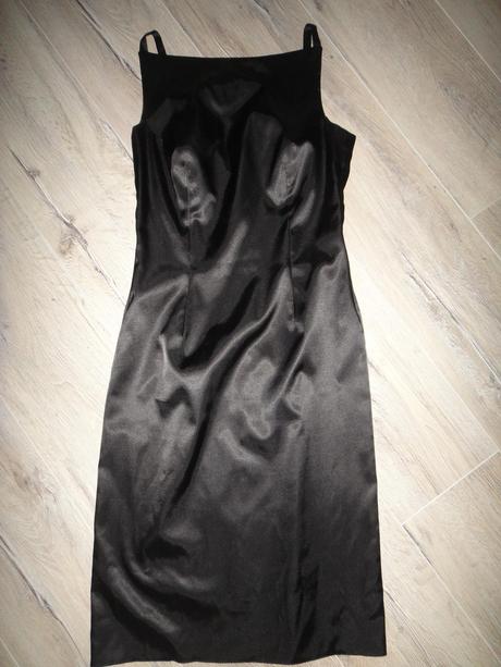 Čierne saténové šaty, s