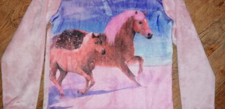 Mikina s konikom, 146