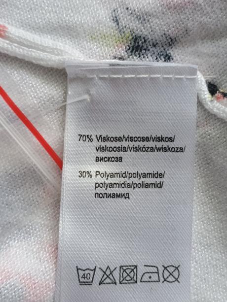 Biely kvetovaný svetrík, 52