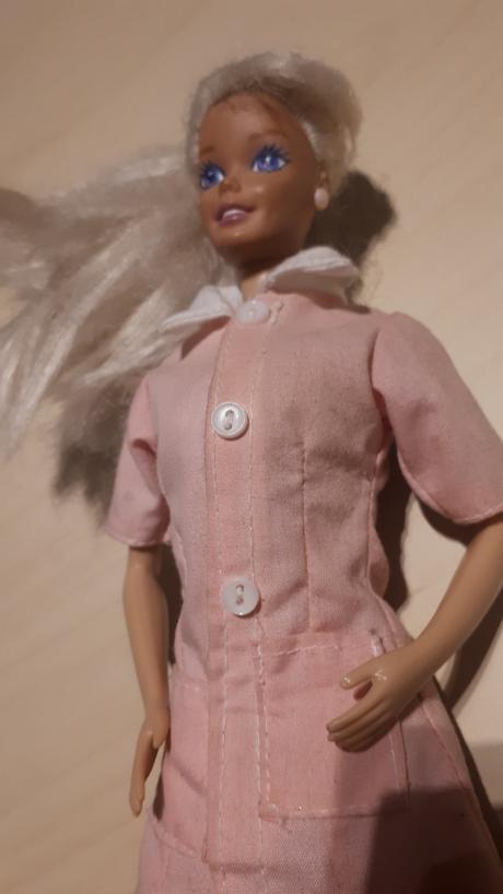 Krásna barbie v ružových šatách,