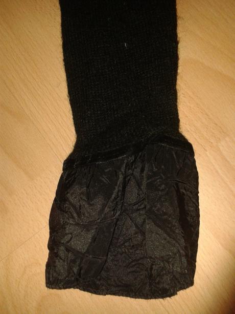 Cierny sveter s flitrami a kozusinkou, s