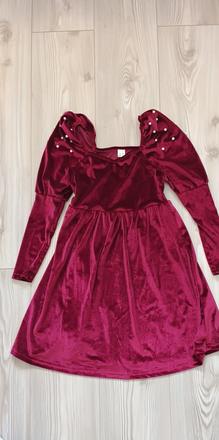 Červené šaty s perličkami, 134