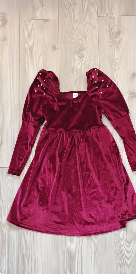 Červené šaty s perličkami, 134
