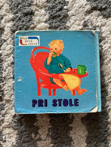 Leporelá pri stole a o psíkovi zo záhradky, 