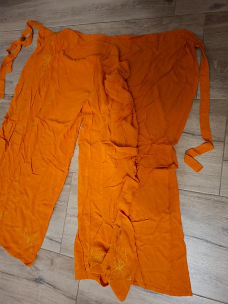 Suknonohavice s vysivkou, 