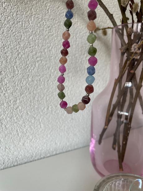 Nahrdelnik z farebnych koralok, 