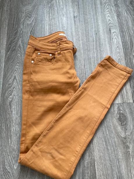 Gate s nízky sedom v horčicovej farbe, 26