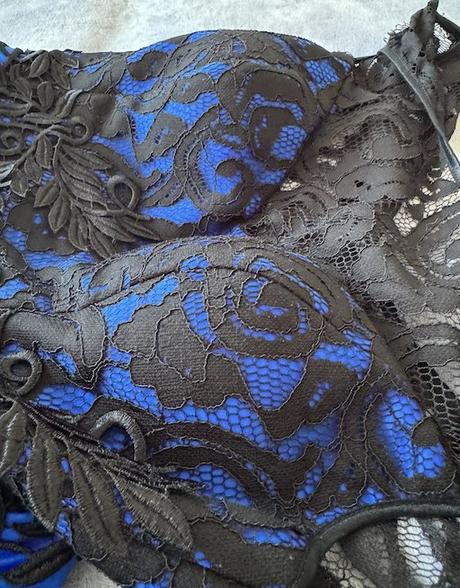 Modré áčkové časy s čipkou fervente, l