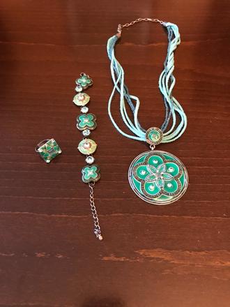 Šperkova suprava - prsten, naramok a nahrdelnik,