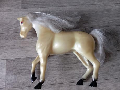 Bábika, dieťa a 2 kone, 