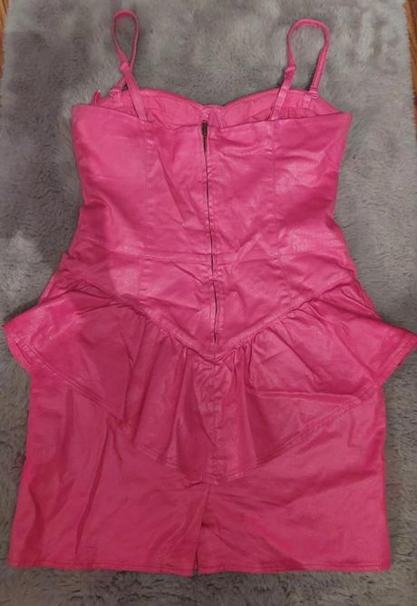 Mile ruzove saty, miss selfridge,s