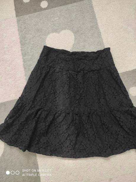 Čierna čipkovana sukna, l