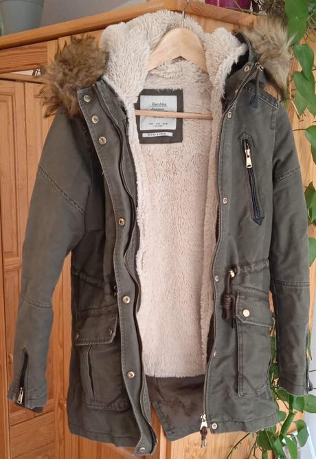 Predám teplú zimnú bundu s kožušinkou, top stav, bershka,s