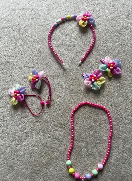 Sada čelenka, sponky, náhrdelník, gumičky, 