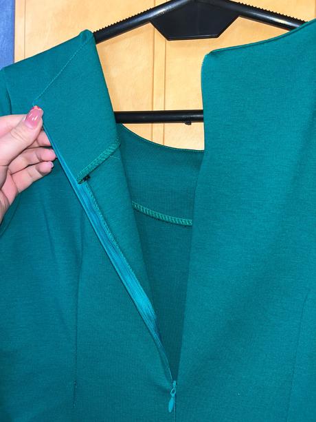 Formálne midi smaragdove šaty s volánom na zips, s