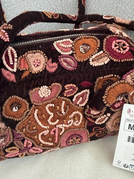Zara vysivana kabelka ..nova s visackou, zara