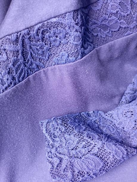 Modré elastické šaty s čipkou, s