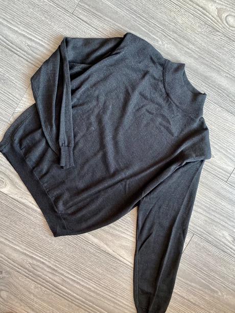 Sveter s vypchávkami na ramenách, s