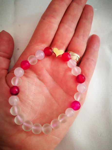 Náramok z minerálnych kameňov,