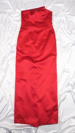 Kvalitné červené spoločenské šaty, s
