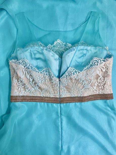 Dámske šaty s čipkou, 46