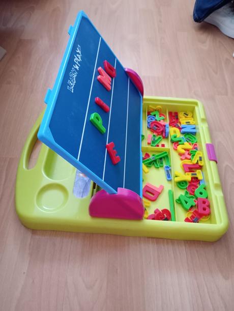 Magnetická tabuľa s pismenkami a číslice, 