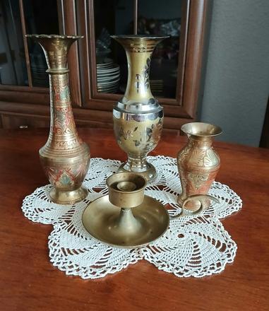 Mosadzné vázičky a svietnik, 