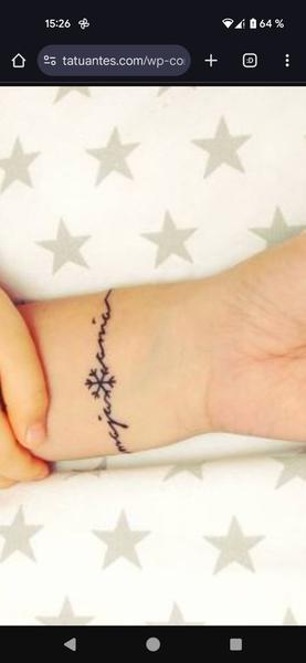 Je tetovanie náramku s kvetmi a textom dobrý nápad?